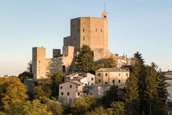 Montefiore Conca e la rocca degli “eterni amanti”