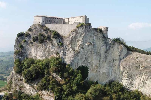 San Leo, il borgo dell’entroterra romagnolo che conquista al primo sguardo!